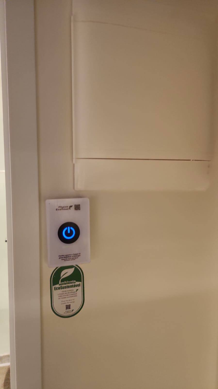 Botão de acionamento da energia ao lado da porta